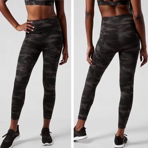 Athleta Black Camouflage Ultimate Stash Pocket Camo 7/8 Tight Leggings Size XS